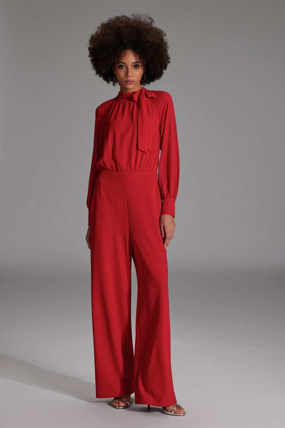 Langärmeliger Jumpsuit mit Schluppe aus Crepe Jersey und Chiffon Mix chili red