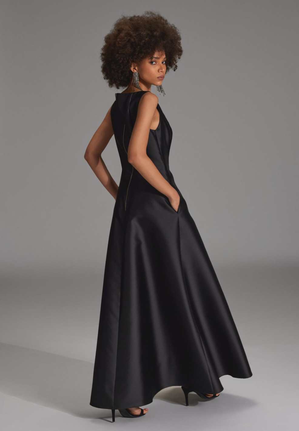 Robenartiges Abendkleid mit Eingrifftaschen