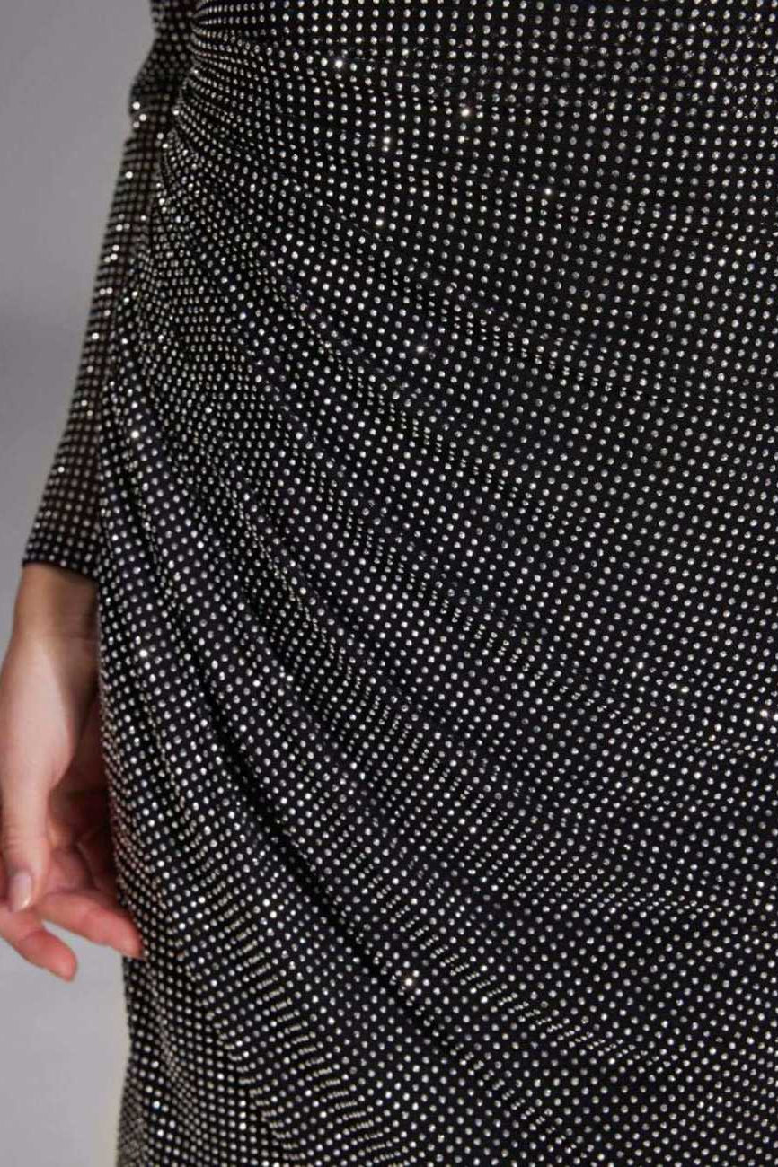 Langärmliges Cocktailkleid mit funkelndem Strassbesatz