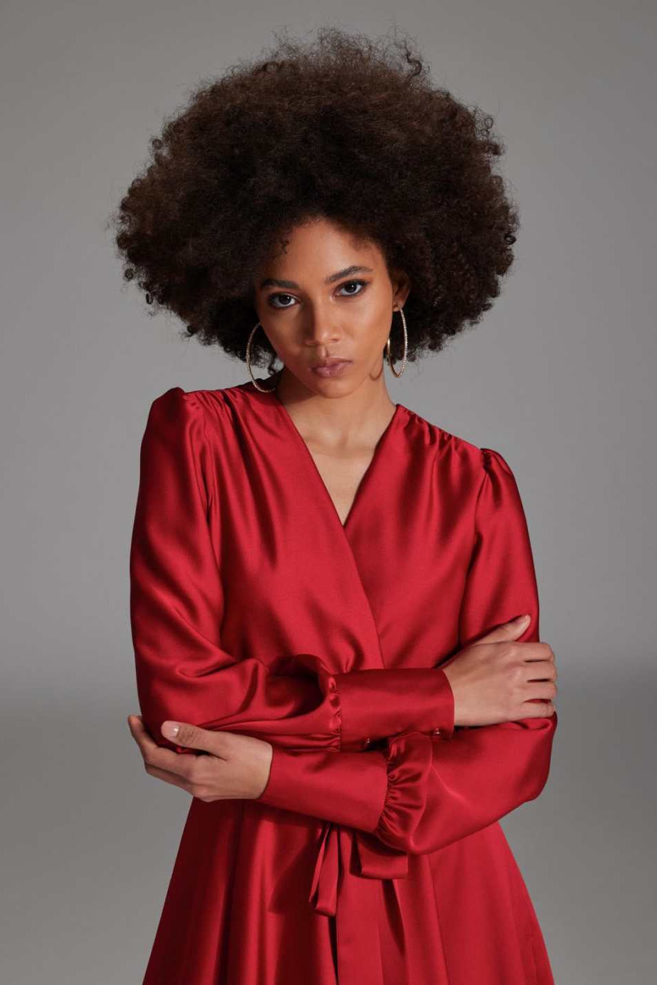 Cocktailkleid aus Satin mit breiten Manschetten, Wickel Oberteil und Tellerrock