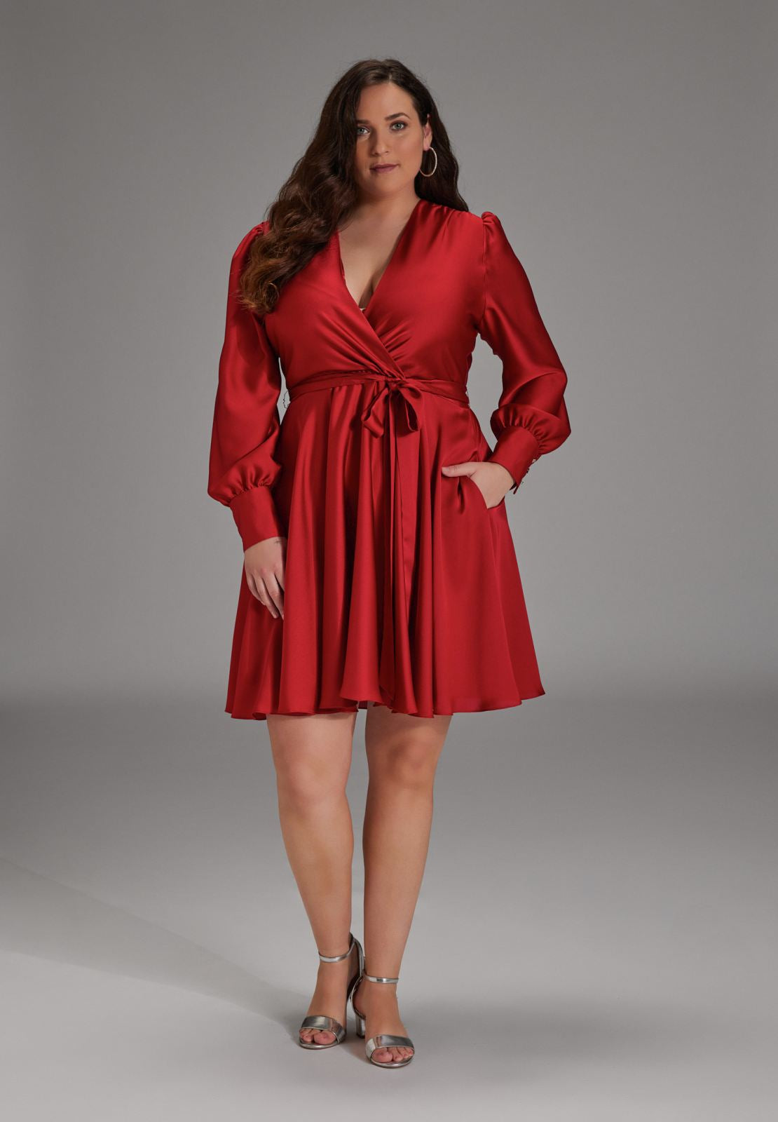 Cocktailkleid aus Satin mit breiten Manschetten, Wickel Oberteil und Tellerrock chili red