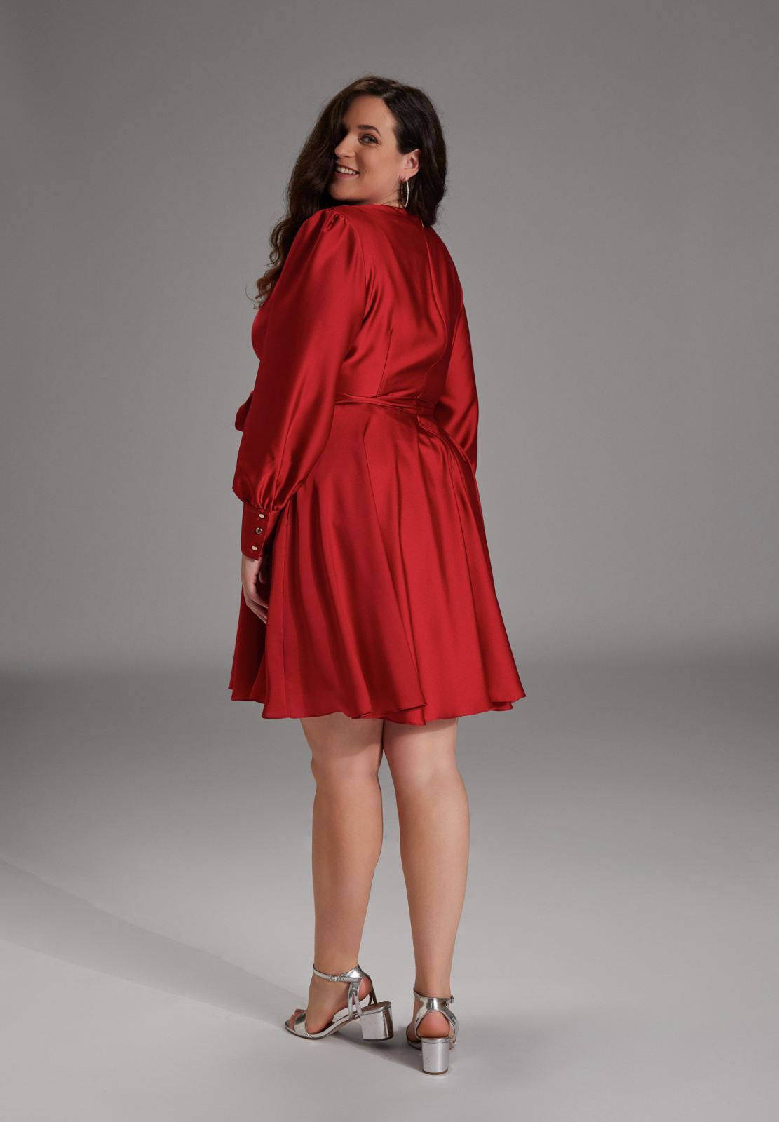 Cocktailkleid aus Satin mit breiten Manschetten, Wickel Oberteil und Tellerrock