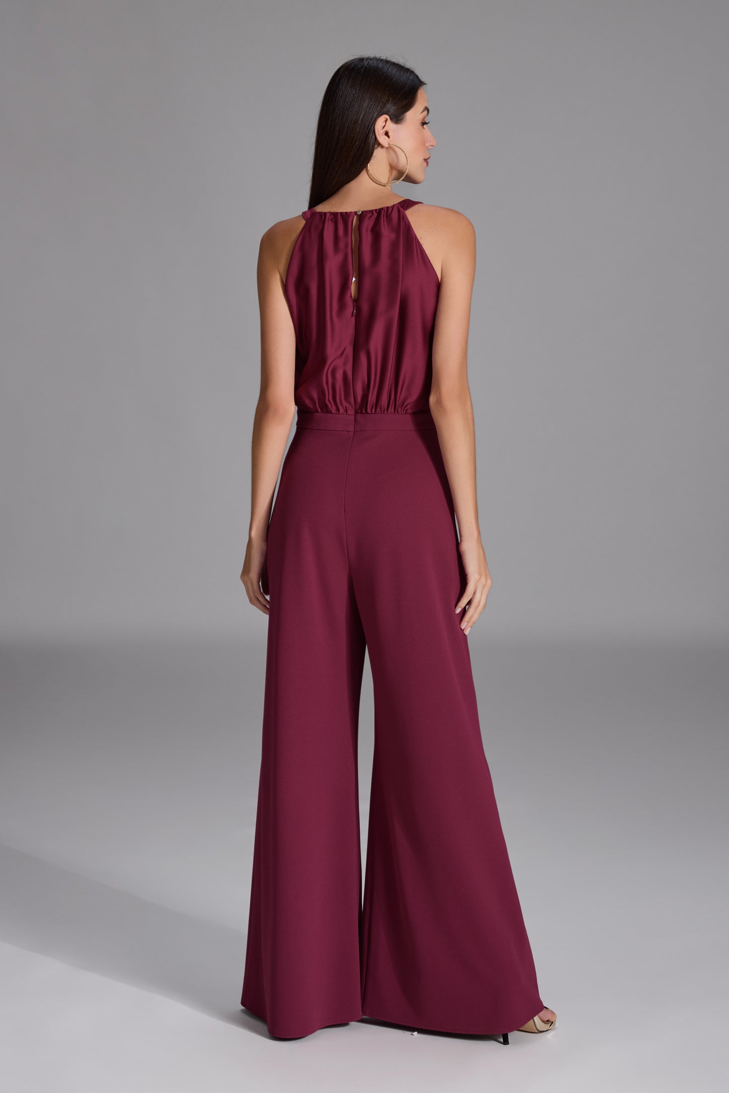 Jumpsuit mit amerikanischem Ausschnitt aus Material Mix