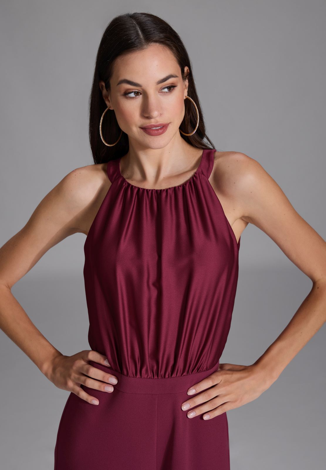 Jumpsuit mit amerikanischem Ausschnitt aus Material Mix