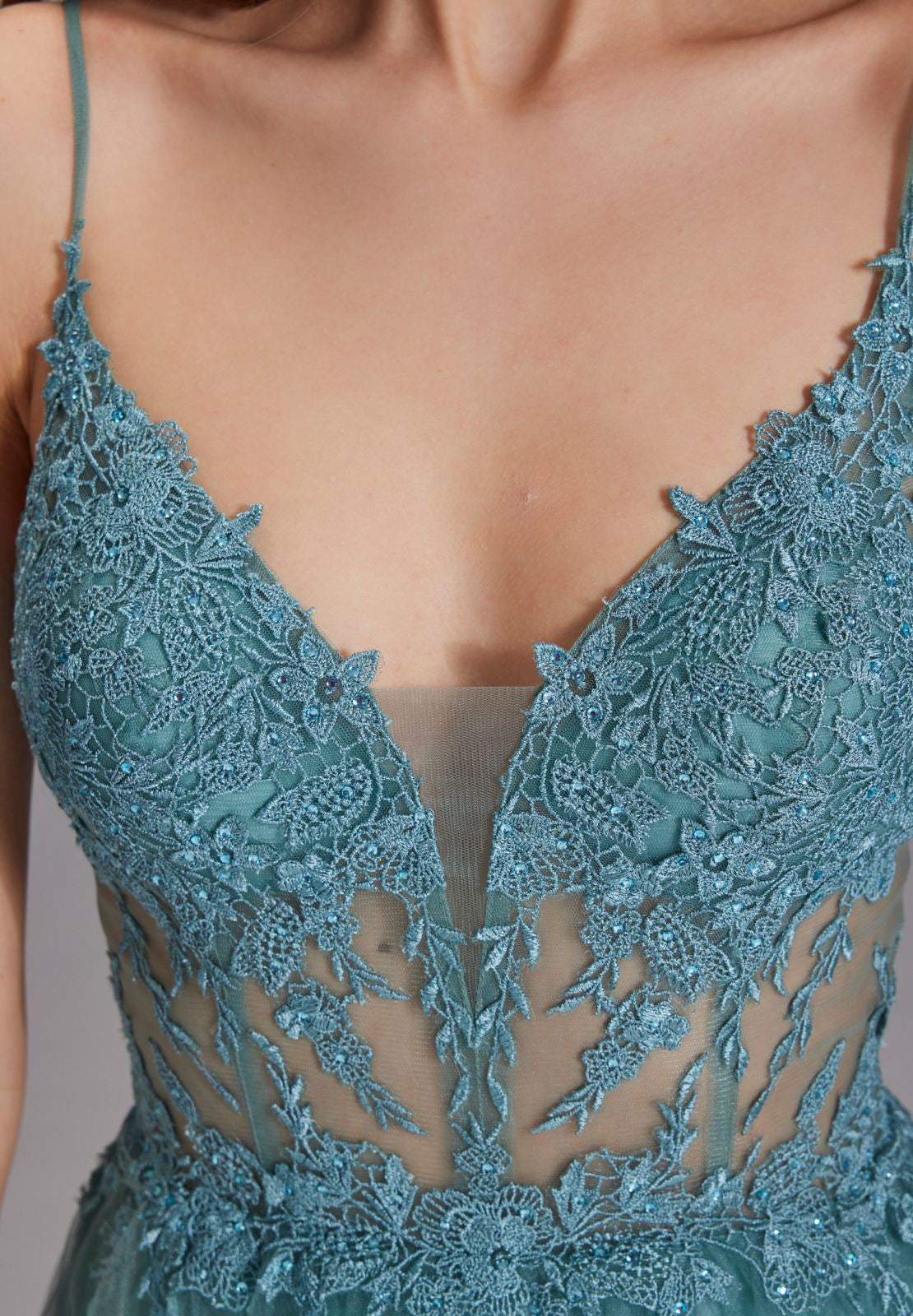 Ausgestelltes Tüllkleid mit Spitzenstickerei