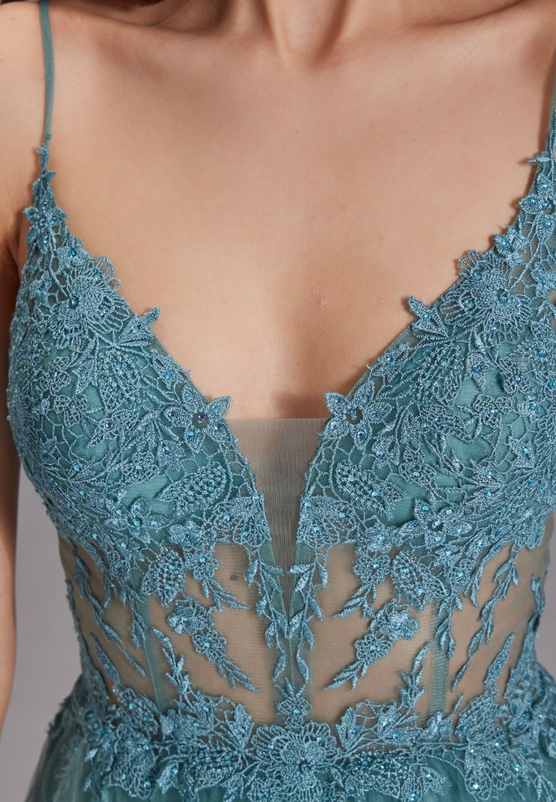 Ausgestelltes Tüllkleid mit Spitzenstickerei