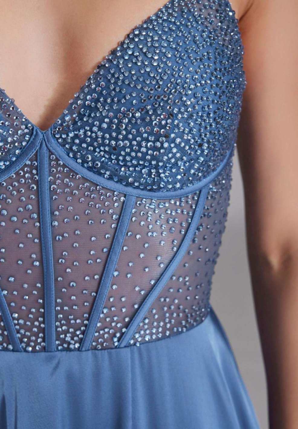 Abendkleid mit Corsagentop und feinen Ziersteinen