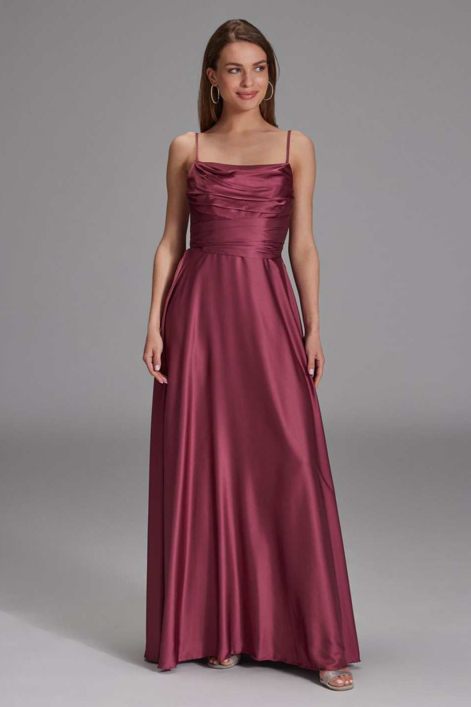 Satinkleid mit Bindegürtel in der Taille brick