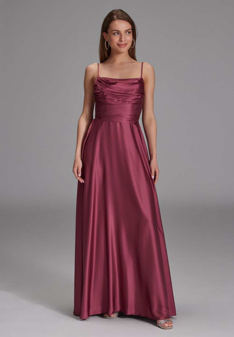 Satinkleid mit Bindegürtel in der Taille brick