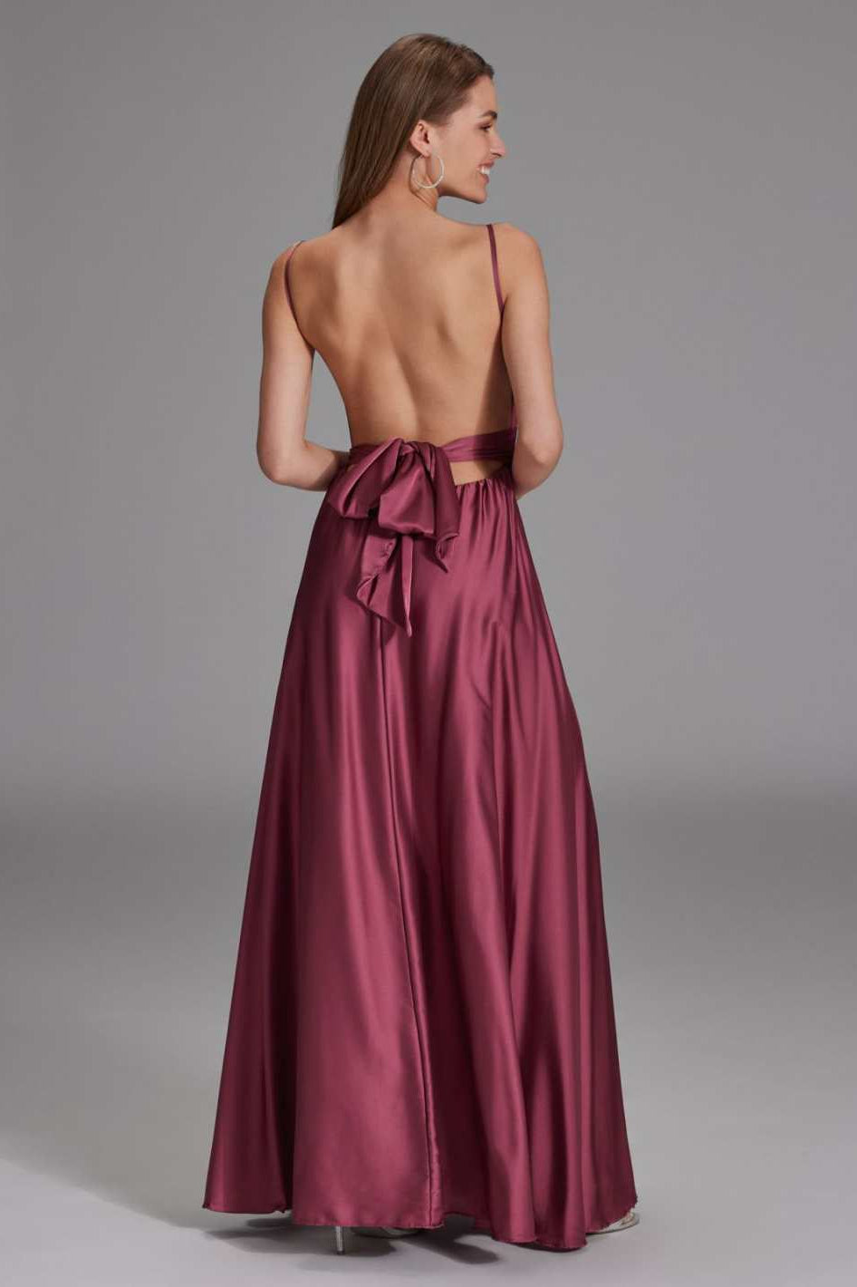 Satinkleid mit Bindegürtel in der Taille