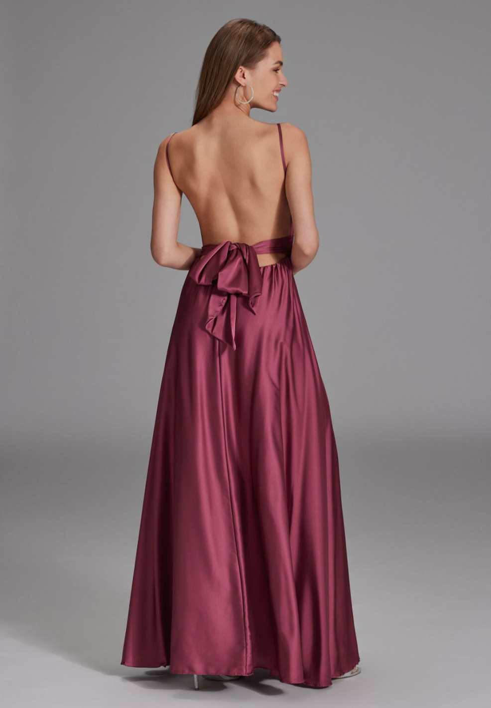 Satinkleid mit Bindegürtel in der Taille