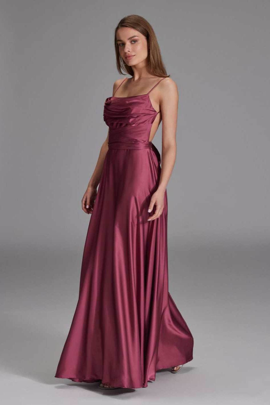 Satinkleid mit Bindegürtel in der Taille