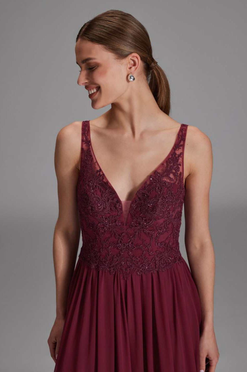 Chiffonkleid mit Spitzenstickerei