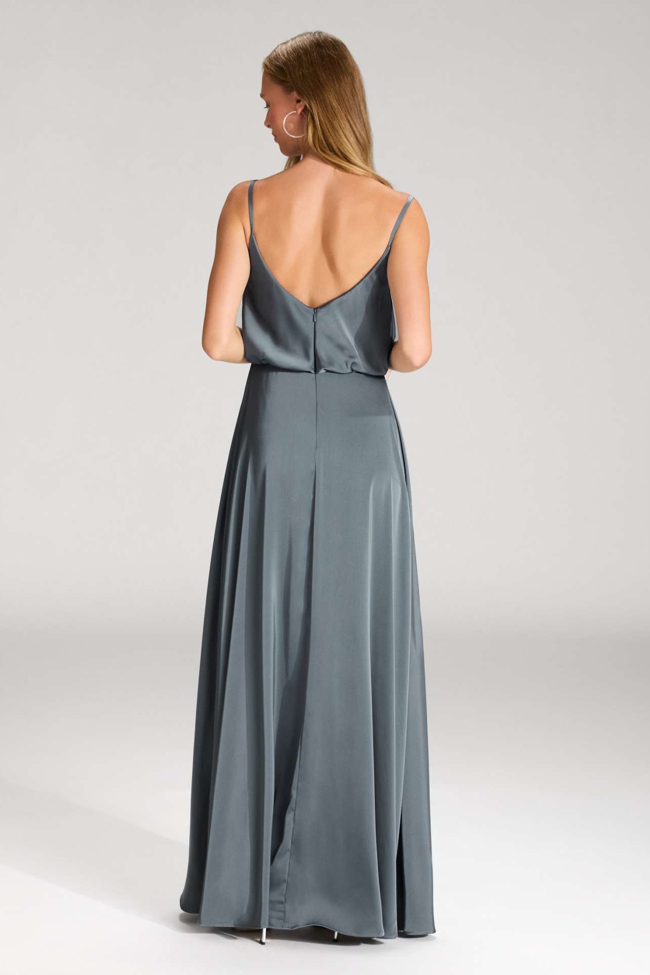 Abendkleid aus Satin mit angedeutetem Wasserfallausschnitt