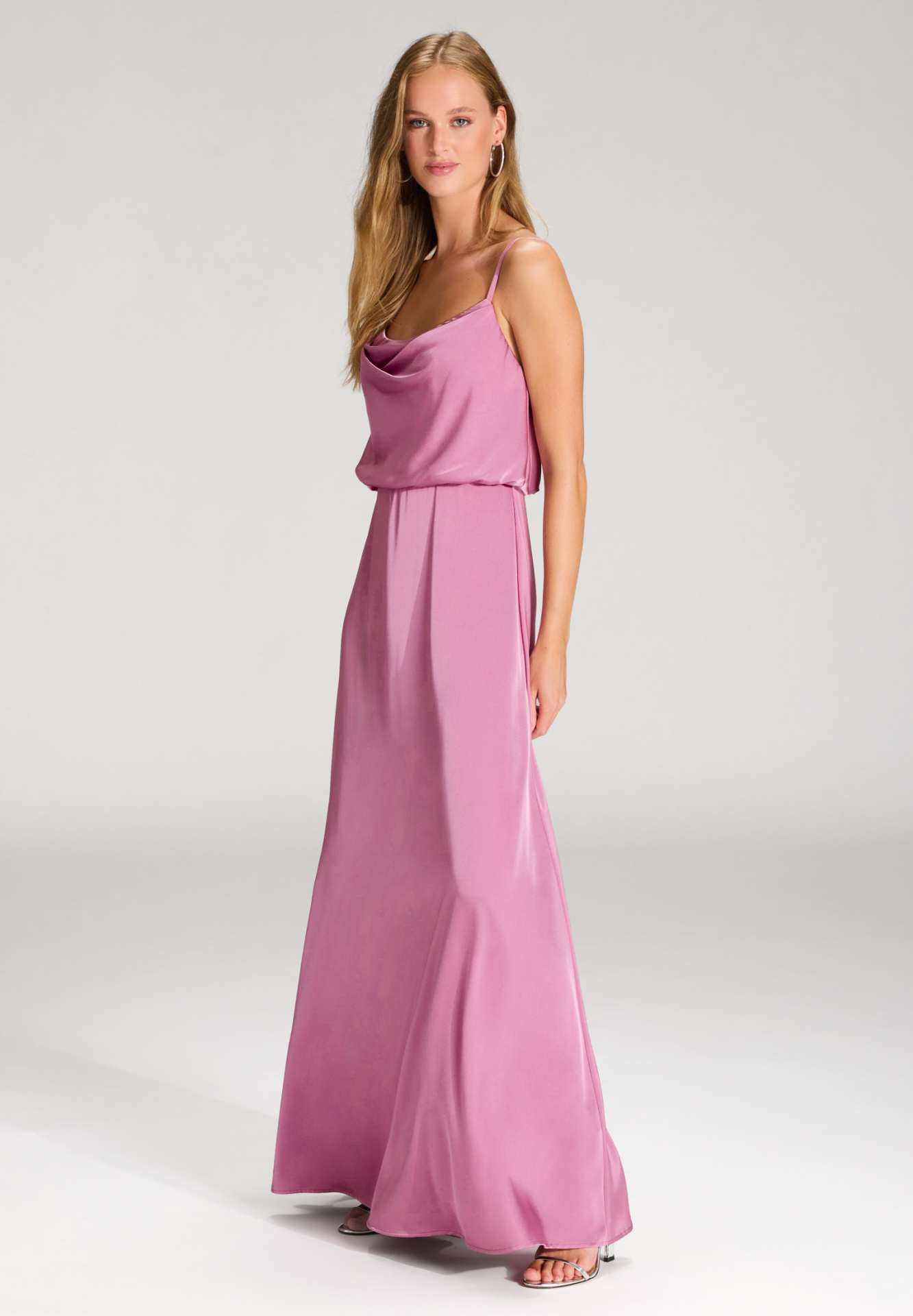 Abendkleid aus Satin mit angedeutetem Wasserfallausschnitt