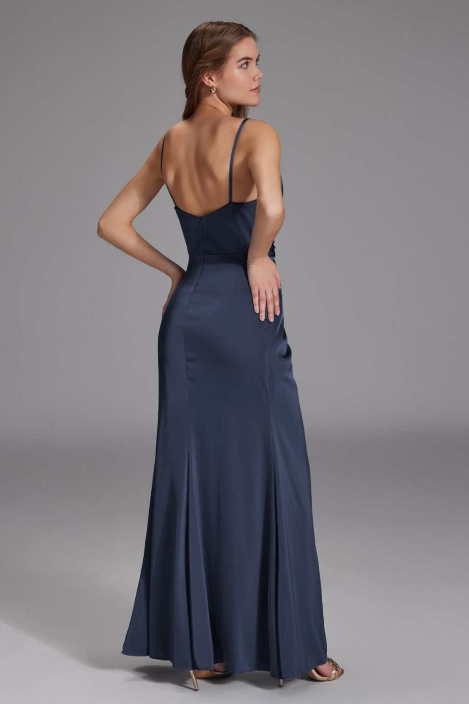 Figurbetontes Satinkleid mit Raffungen