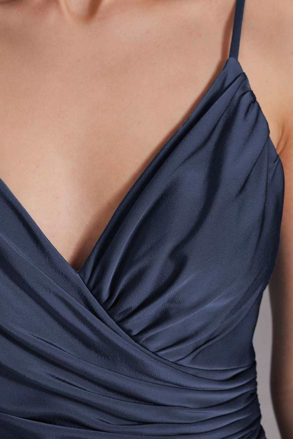 Figurbetontes Satinkleid mit Raffungen