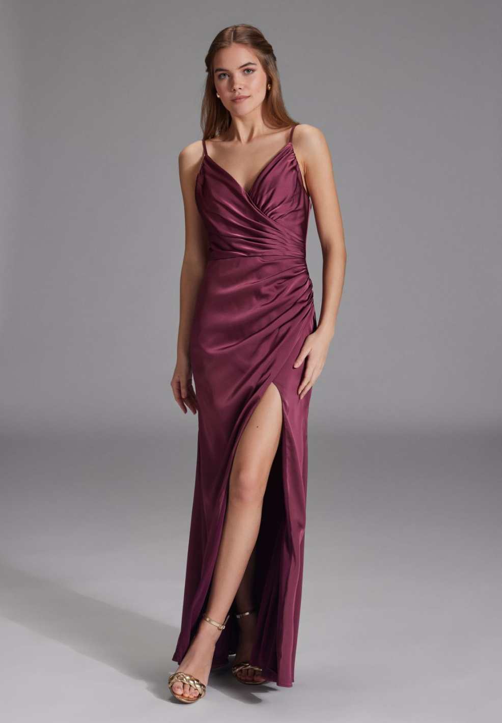 Figurbetontes Satinkleid mit Raffungen