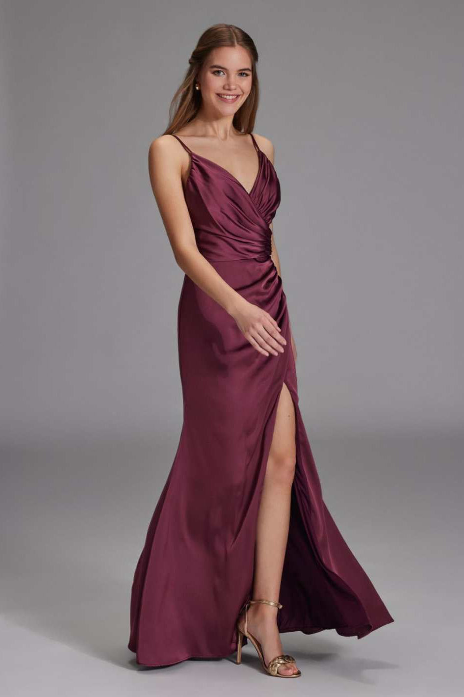 Figurbetontes Satinkleid mit Raffungen