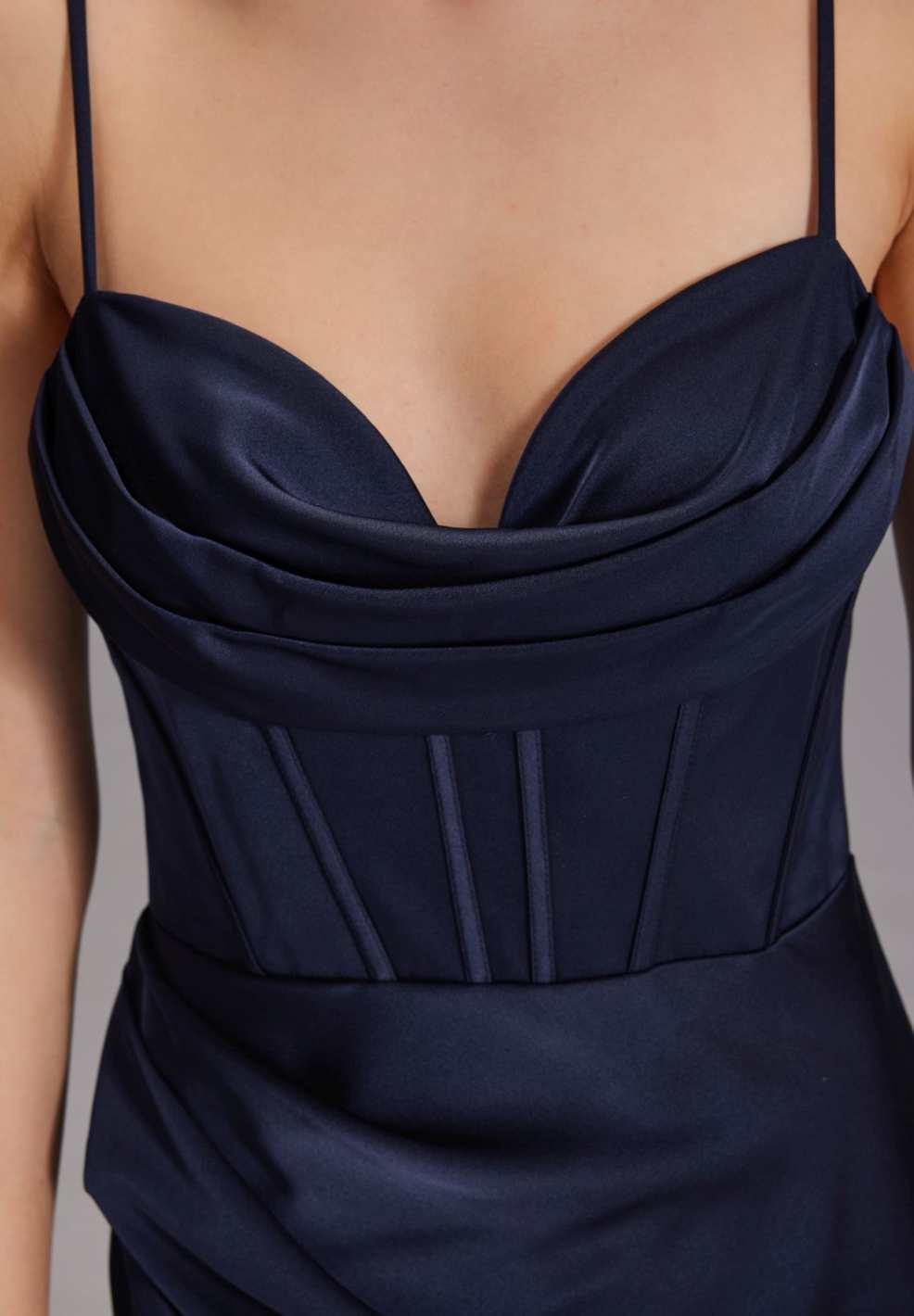 Satinkleid mit Drapierung und Beinschlitz