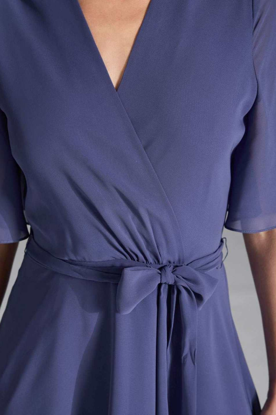 Chiffon Kleid in Wickel Optik mit Vokuhila Saum