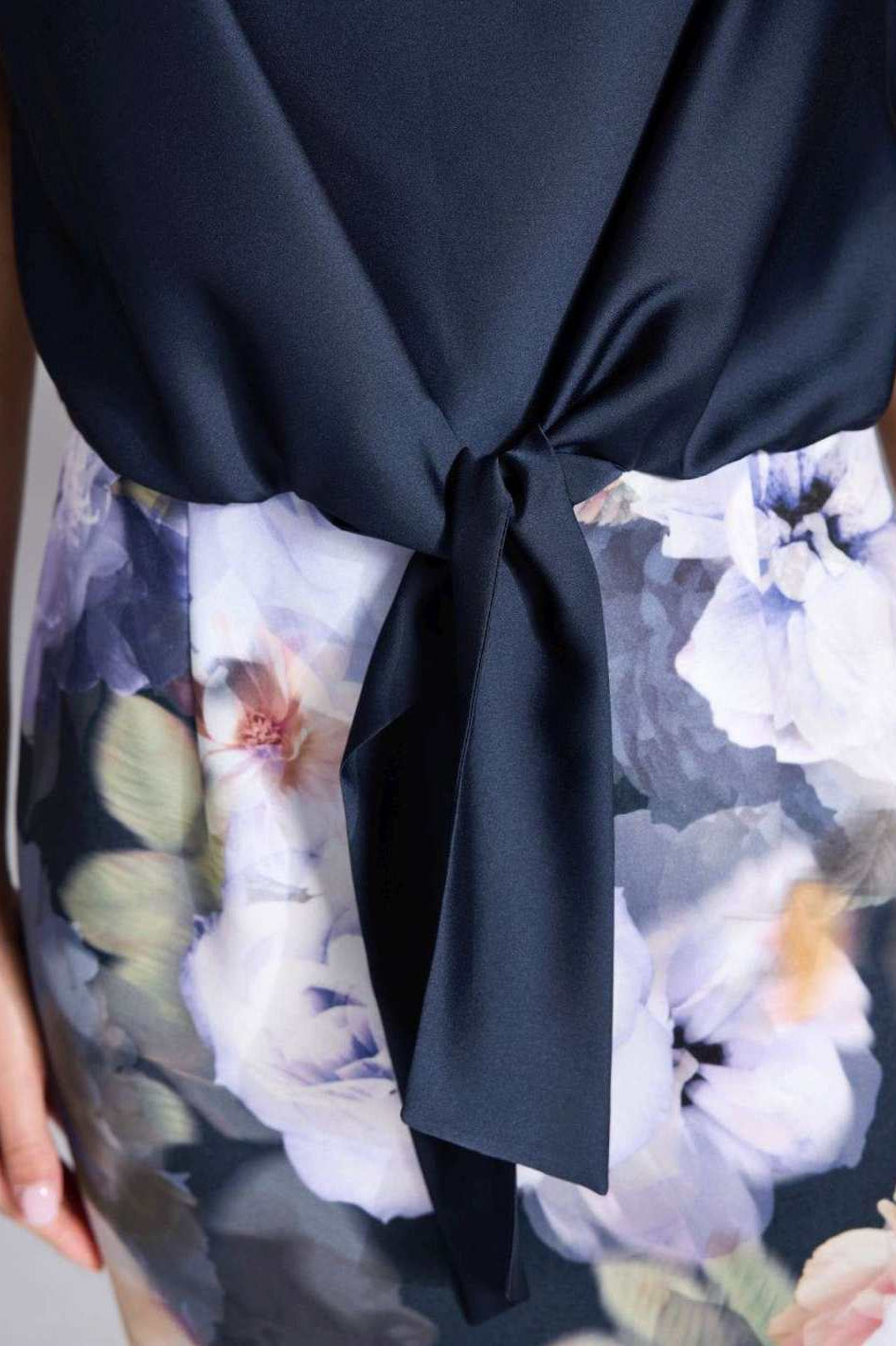 Etuikleid aus floral bedrucktem Scuba und Satin