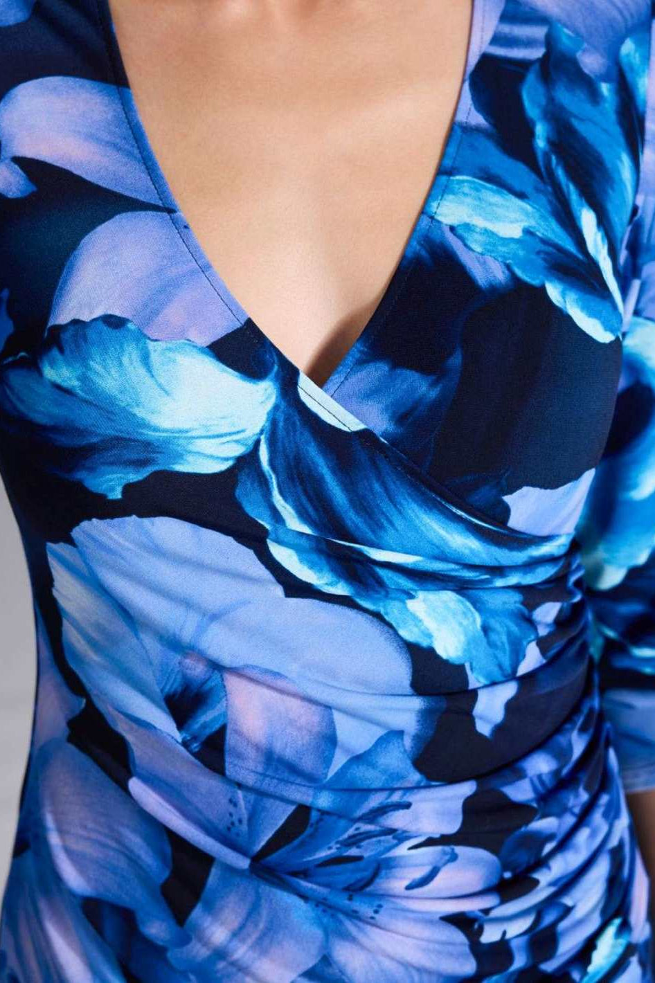 Wickelkleid aus floral bedrucktem Jersey