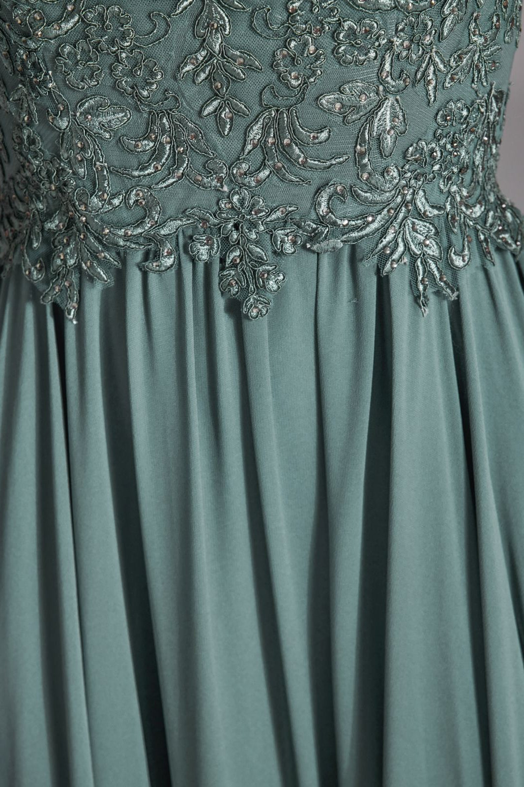 Hochgeschlossenes Kleid mit Spitzenstickerei