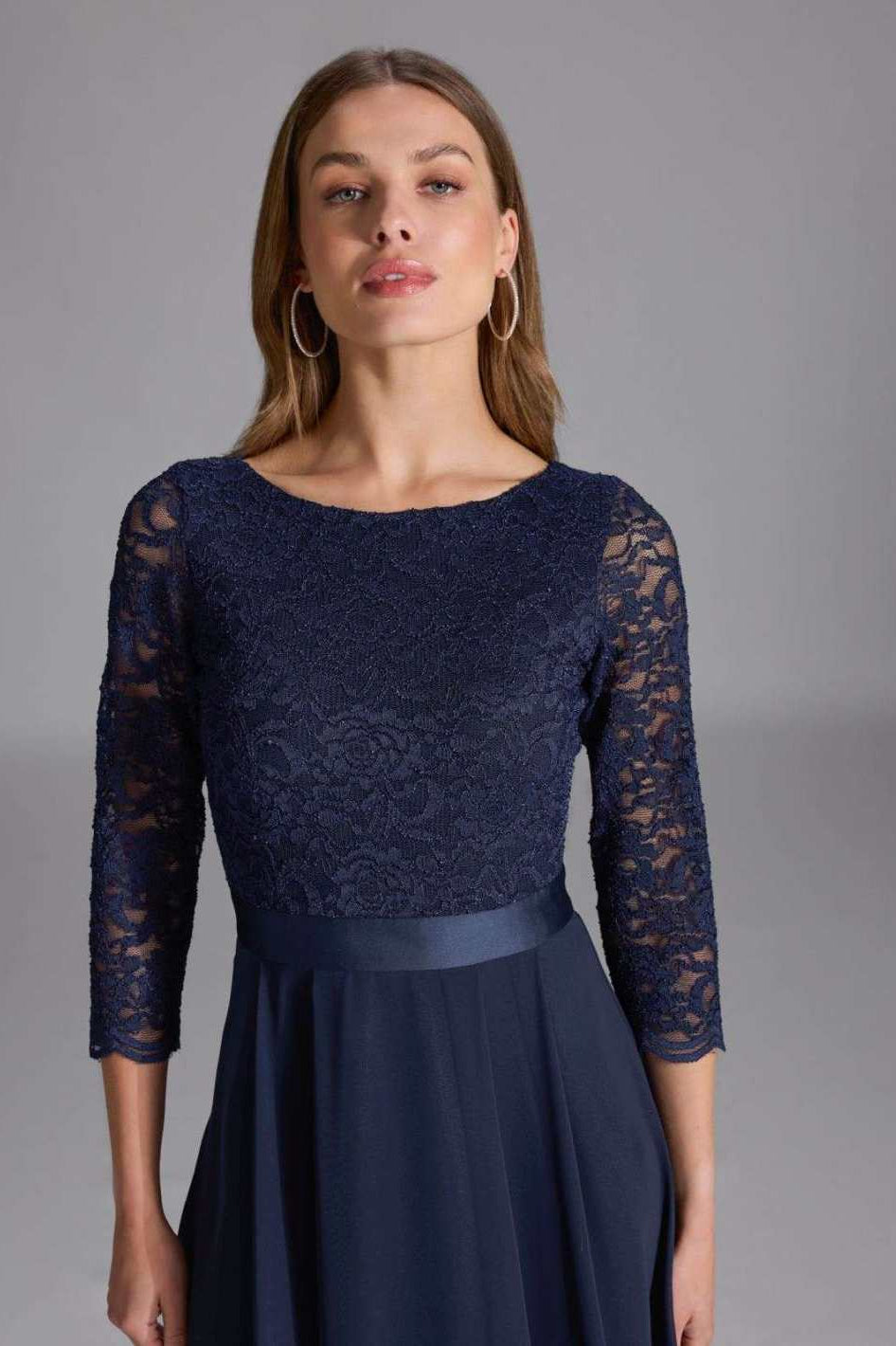 Abendkleid aus Spitze und Chiffon mit ¾ Arm