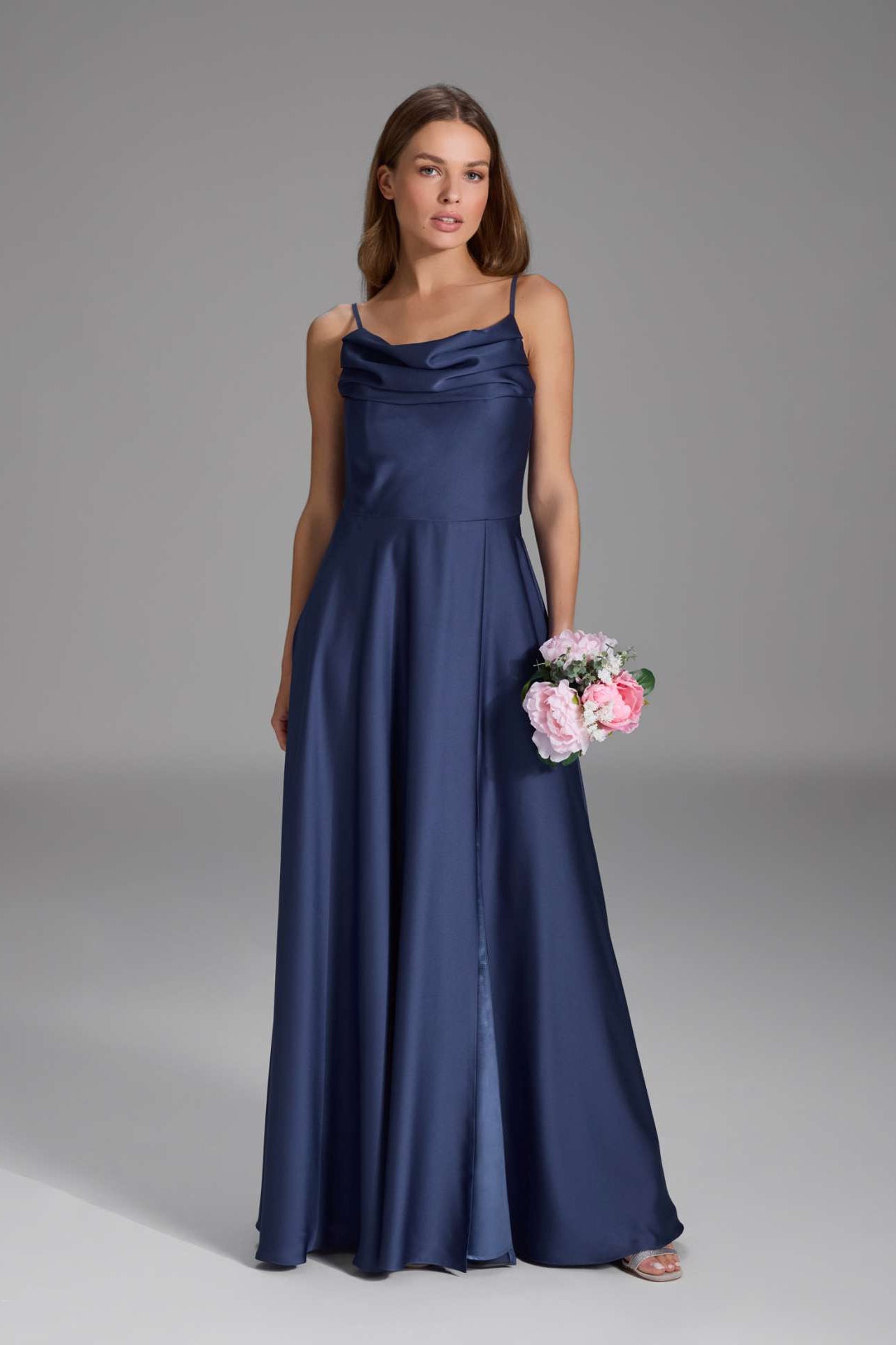 Abendkleid aus nachhaltigem Satin mit Wasserfall-Ausschnitt und Beinschlitz
