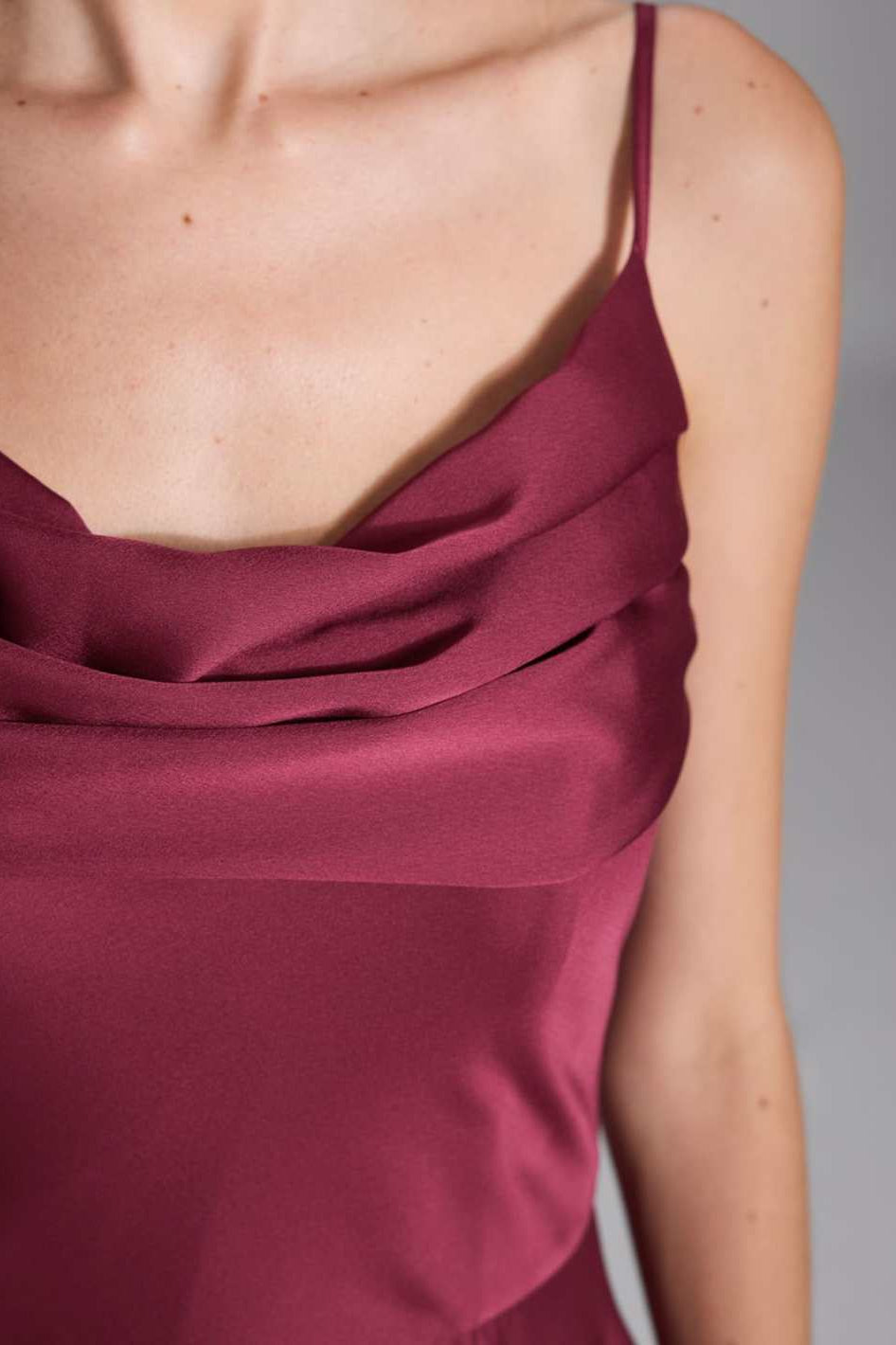 Abendkleid aus nachhaltigem Satin mit Wasserfall-Ausschnitt und Beinschlitz