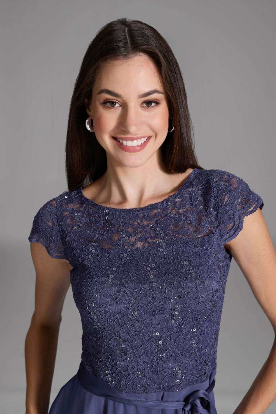 Kleid mit paillettenbesetztem Spitzenoberteil