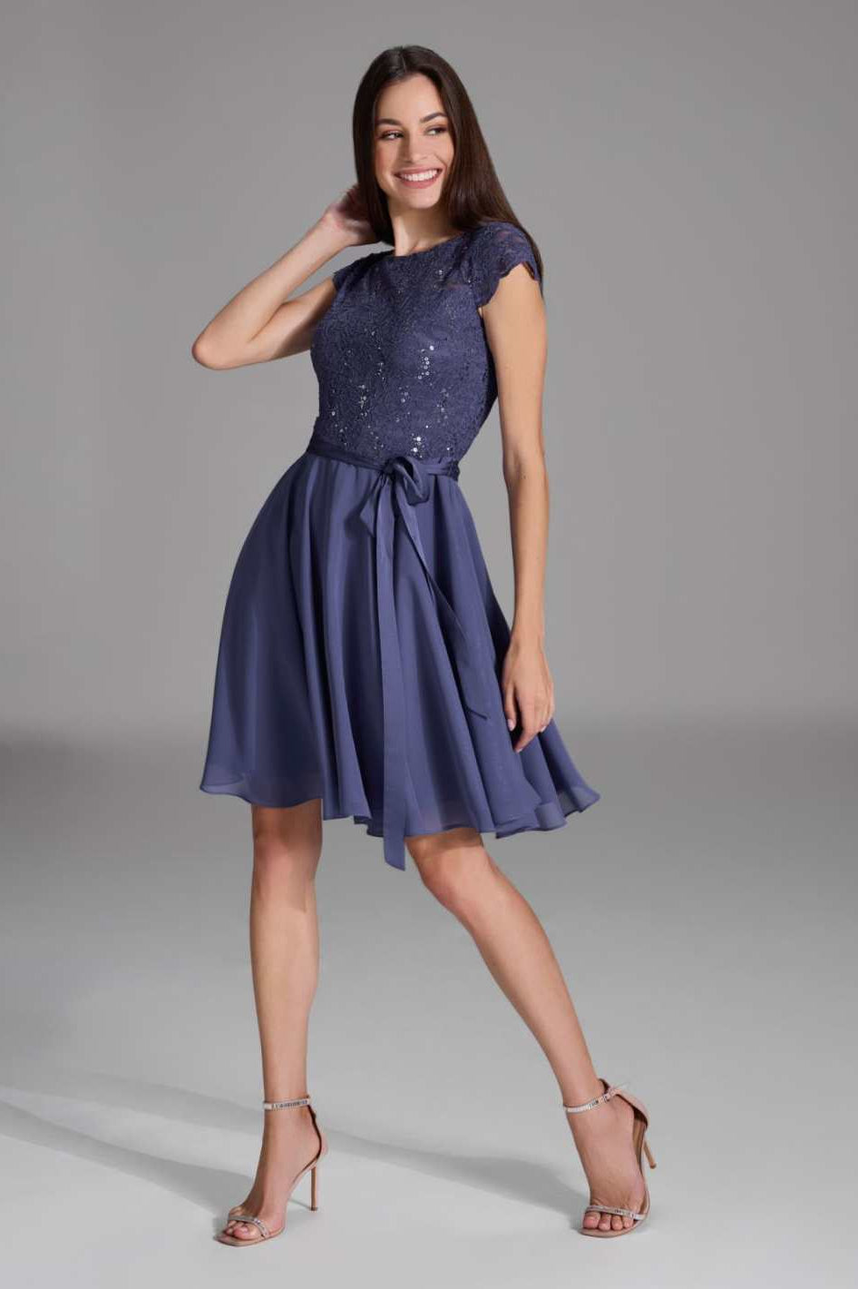 Kleid mit paillettenbesetztem Spitzenoberteil