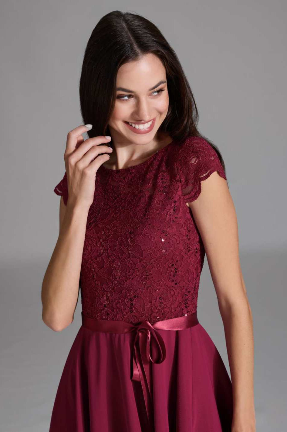 Kleid mit paillettenbesetztem Spitzenoberteil