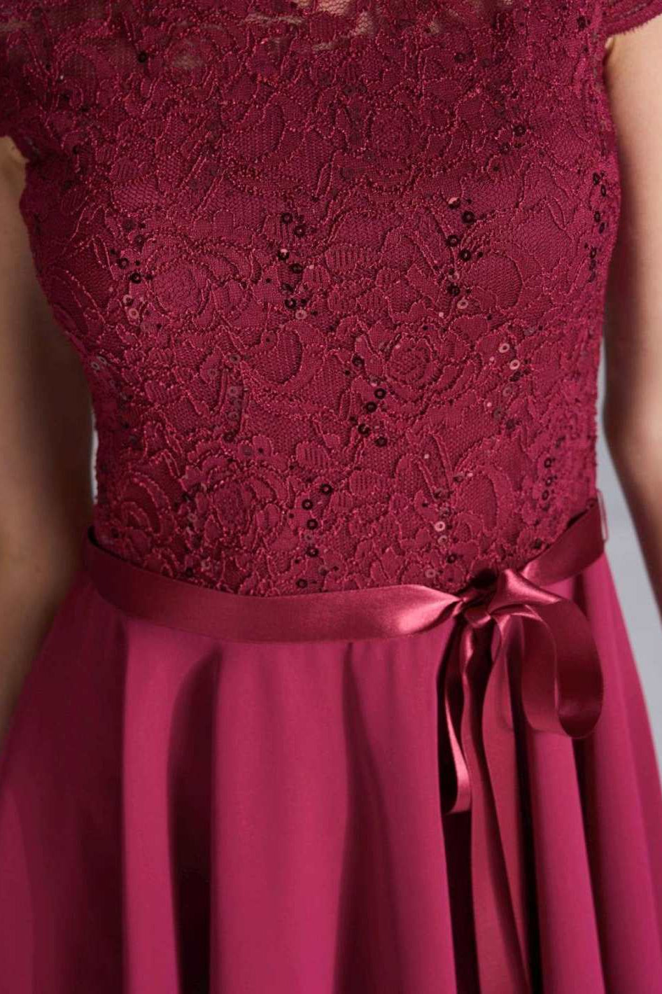 Kleid mit paillettenbesetztem Spitzenoberteil