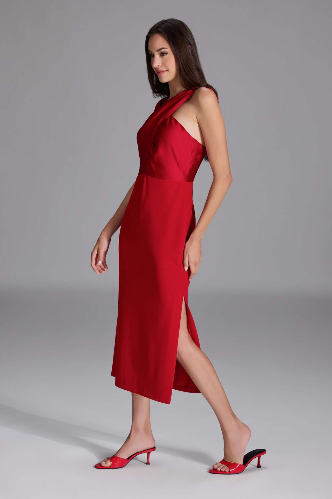 Midi Kleid mit gekreuzten Trägern aus Material-Mix