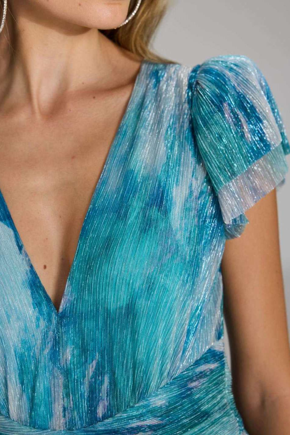 Abendkleid aus bedrucktem Plissee Jersey mit betonter Schulter