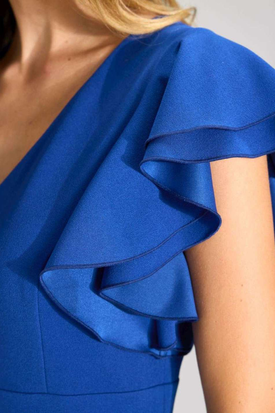 Etuikleid aus Crepe Jersey mit Volant Ärmeln