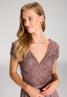 Besticktes Chiffonkleid mit kurzen Ärmeln