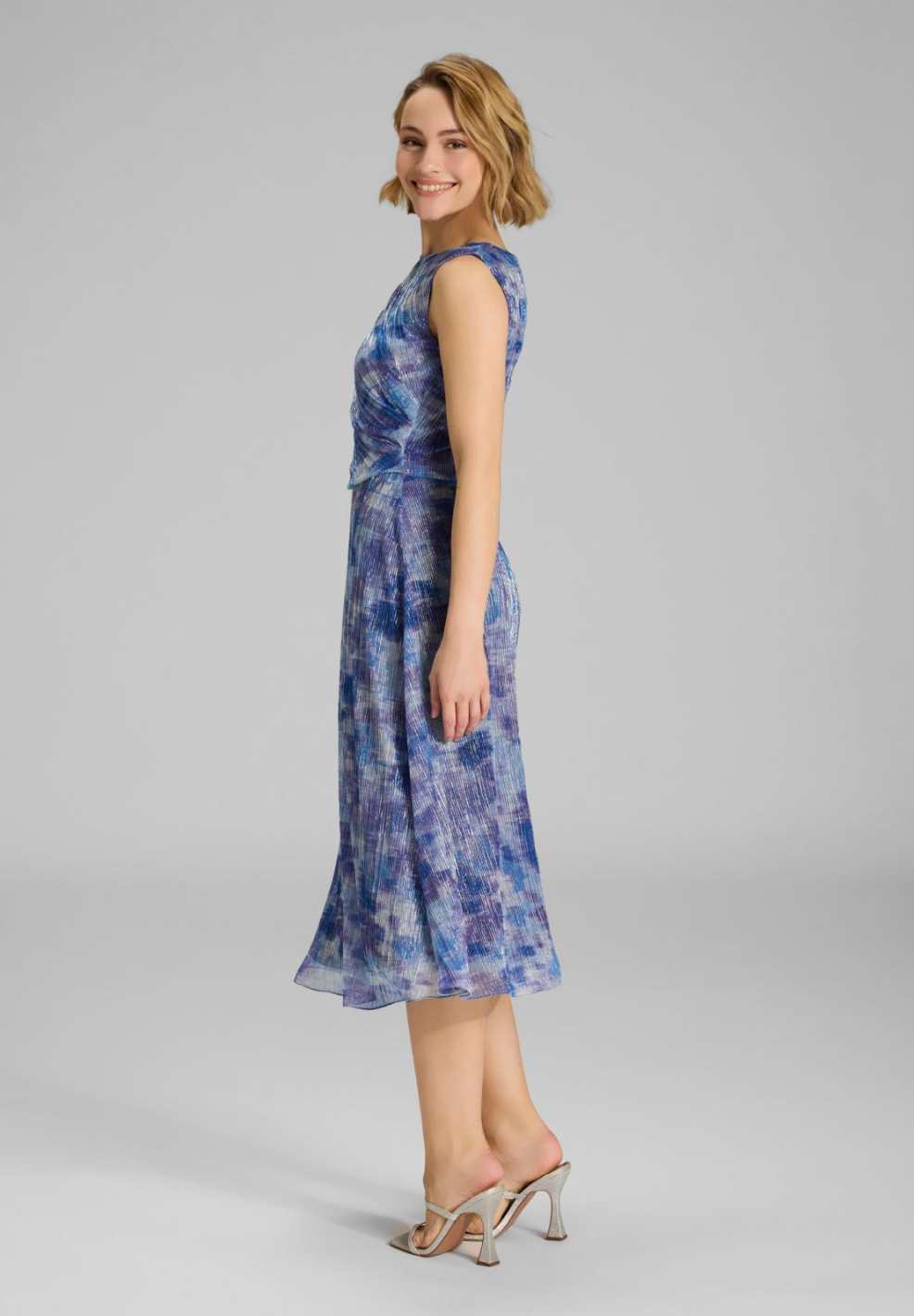 Plissiertes Kleid mit Metallicfäden