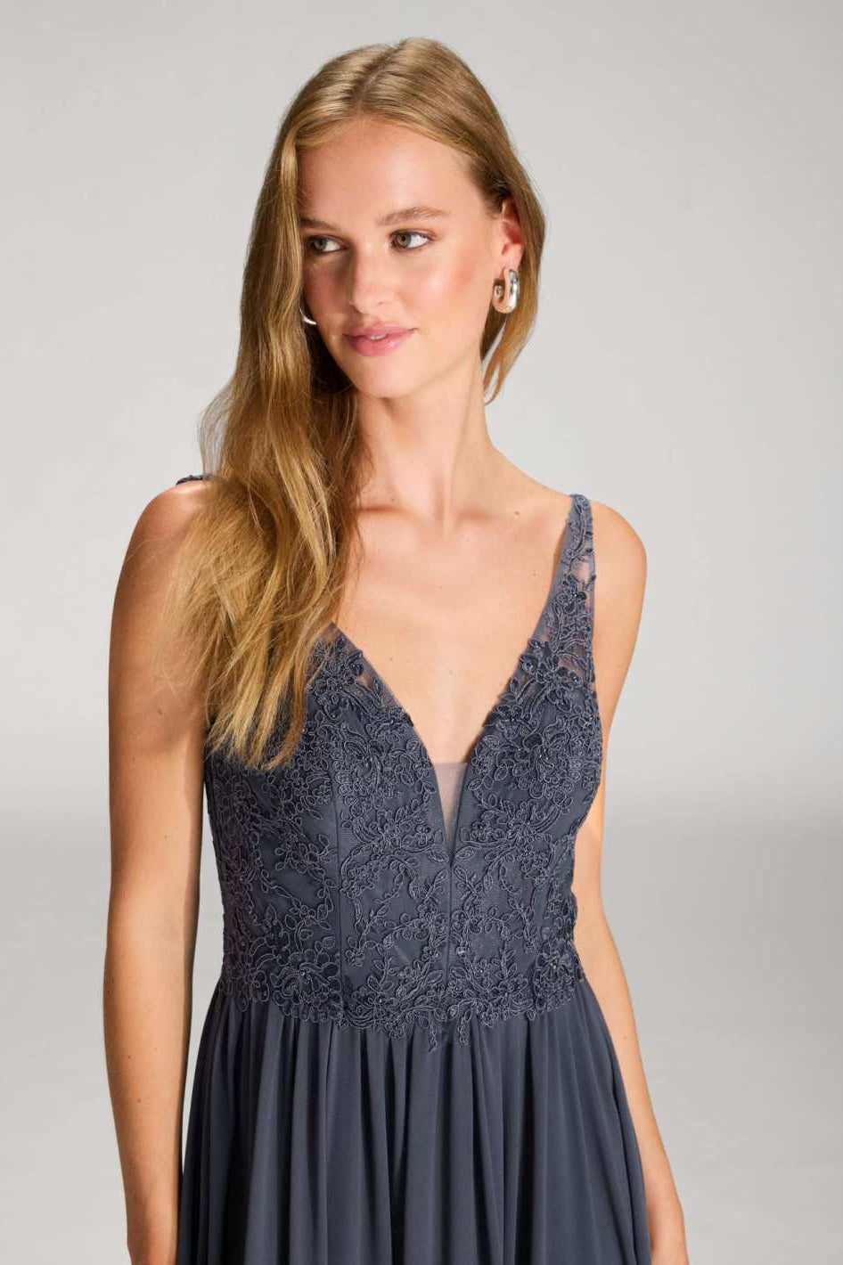 Chiffonkleid mit Spitzenstickerei