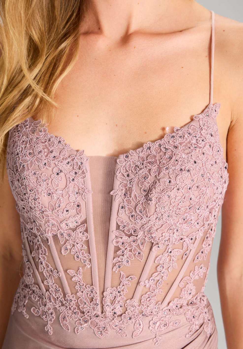 Bodycon Kleid mit Spitzenstickerei und Beinschlitz