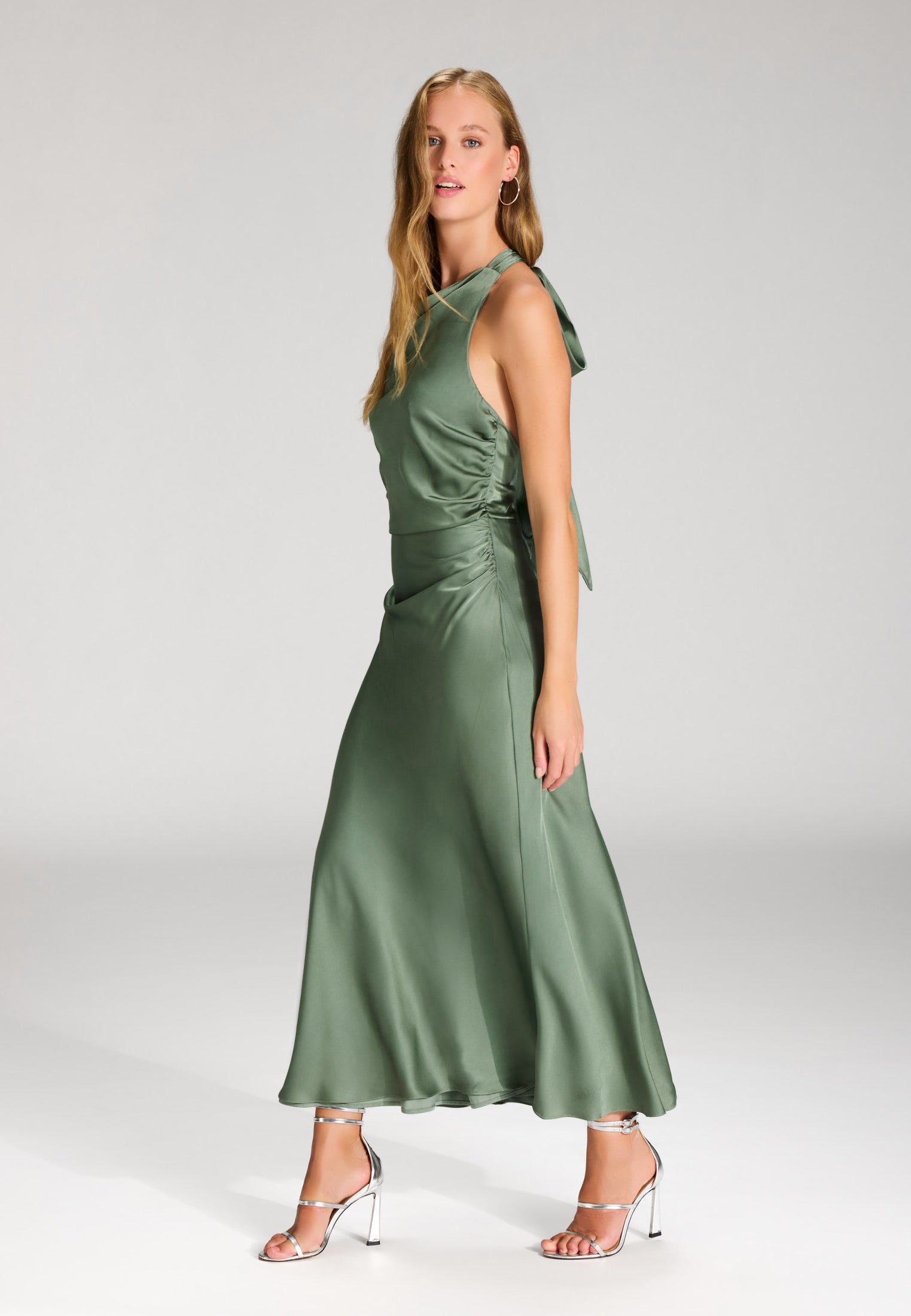 Midikleid aus Satin mit Rückenausschnitt