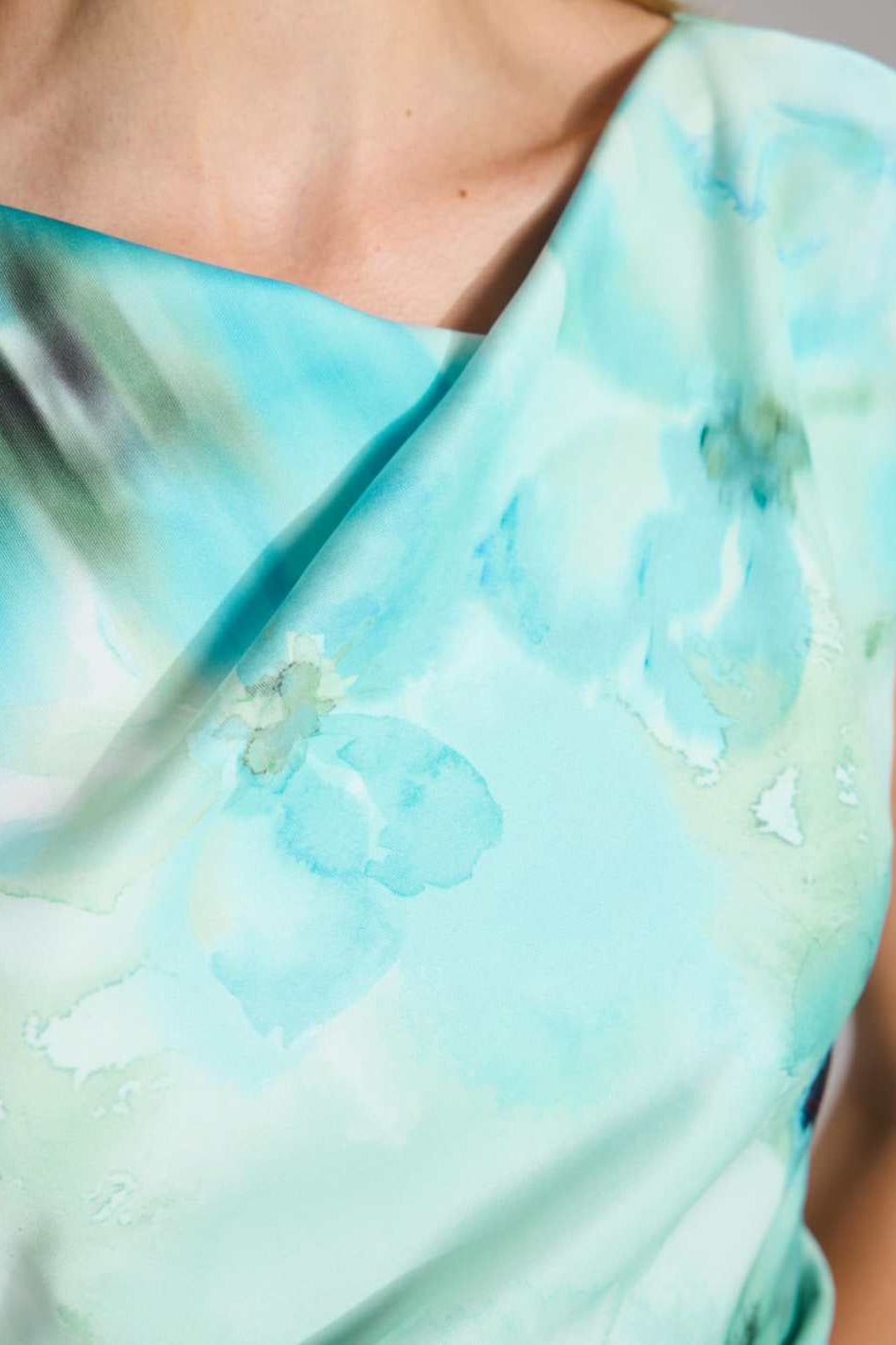 Etuikleid aus bedrucktem Scuba mit Drapierung