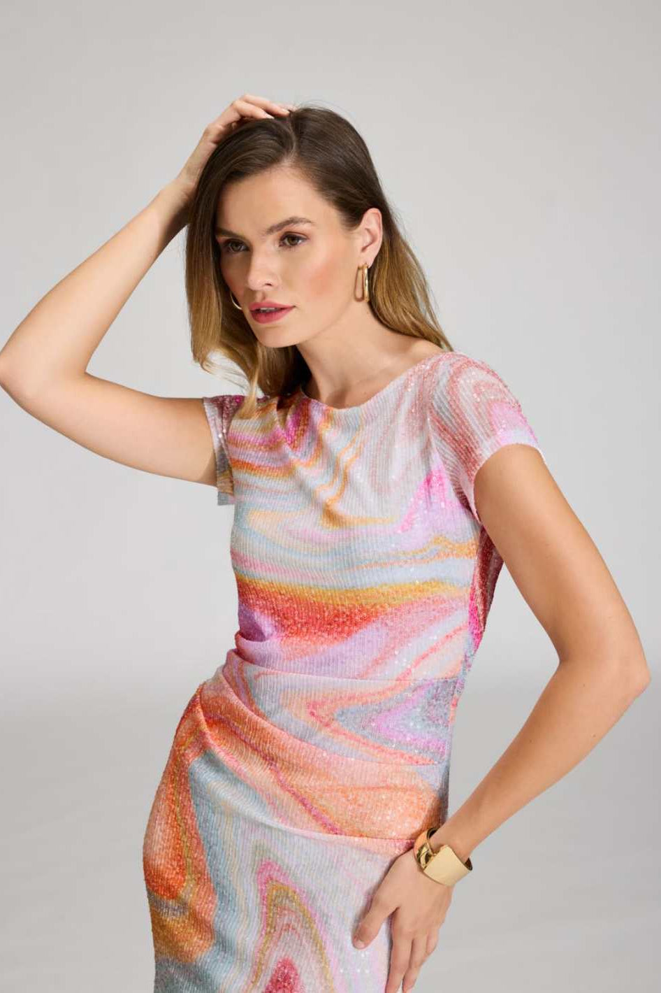 Etuikleid aus bedrucktem Paillettenstoff