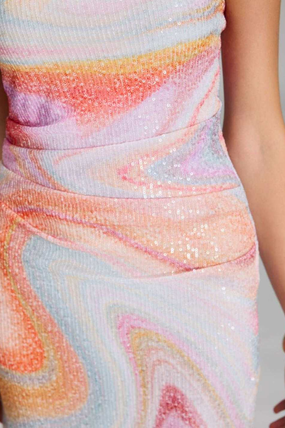 Etuikleid aus bedrucktem Paillettenstoff