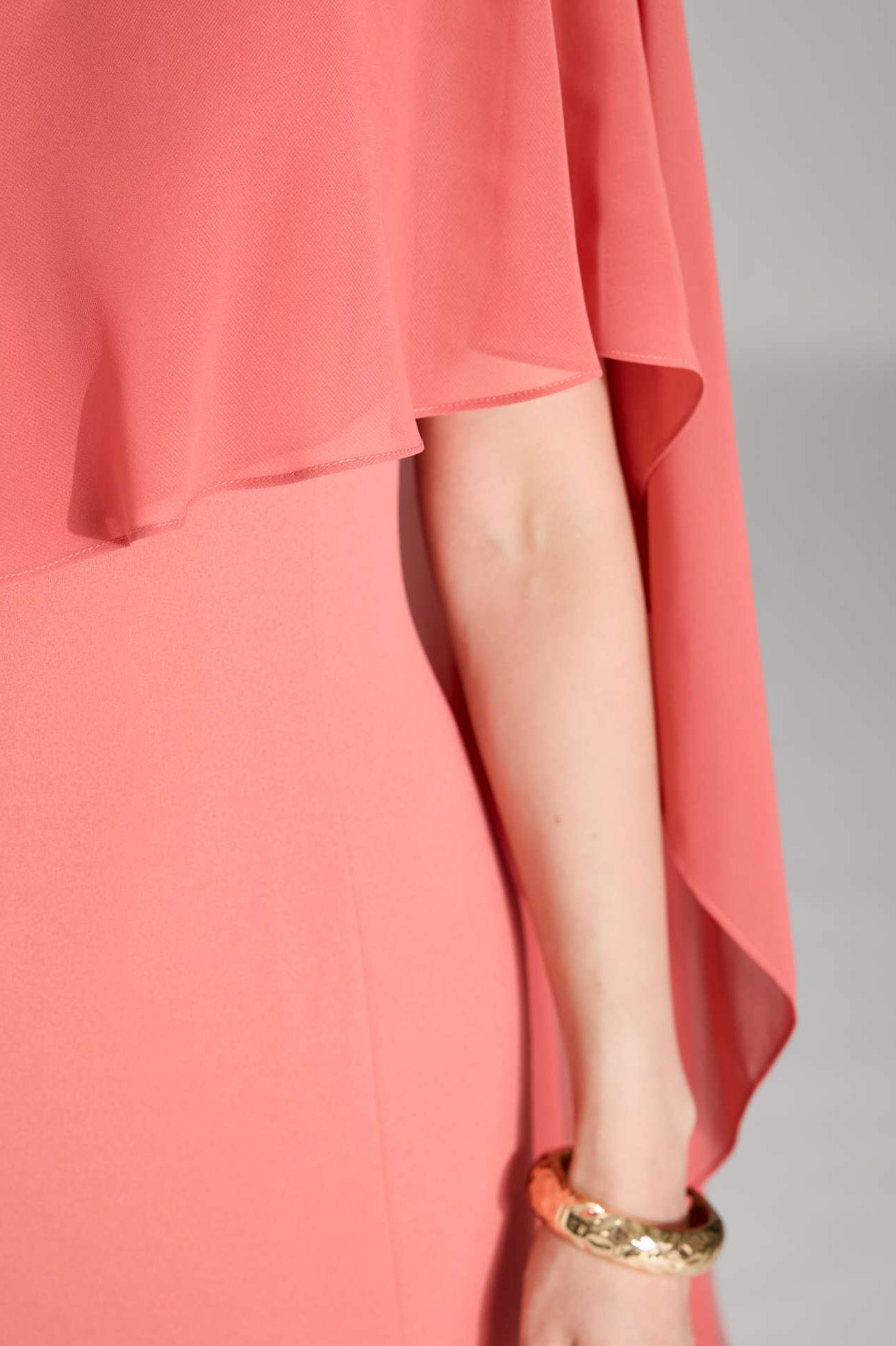 One-Shoulder Abendkleid mit einem Cape-ähnlichen Ärmel aus Chiffon