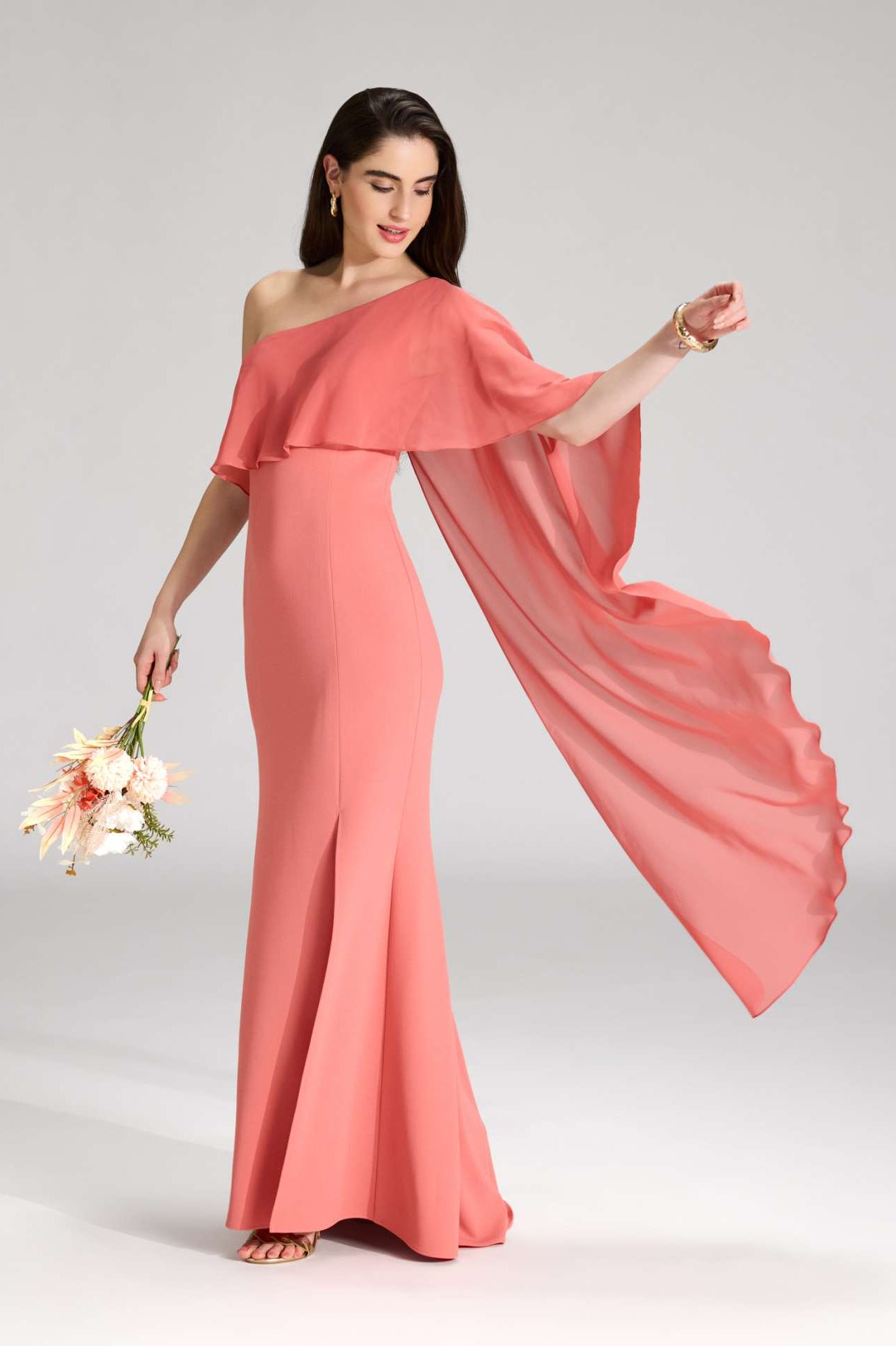 One-Shoulder Abendkleid mit einem Cape-ähnlichen Ärmel aus Chiffon