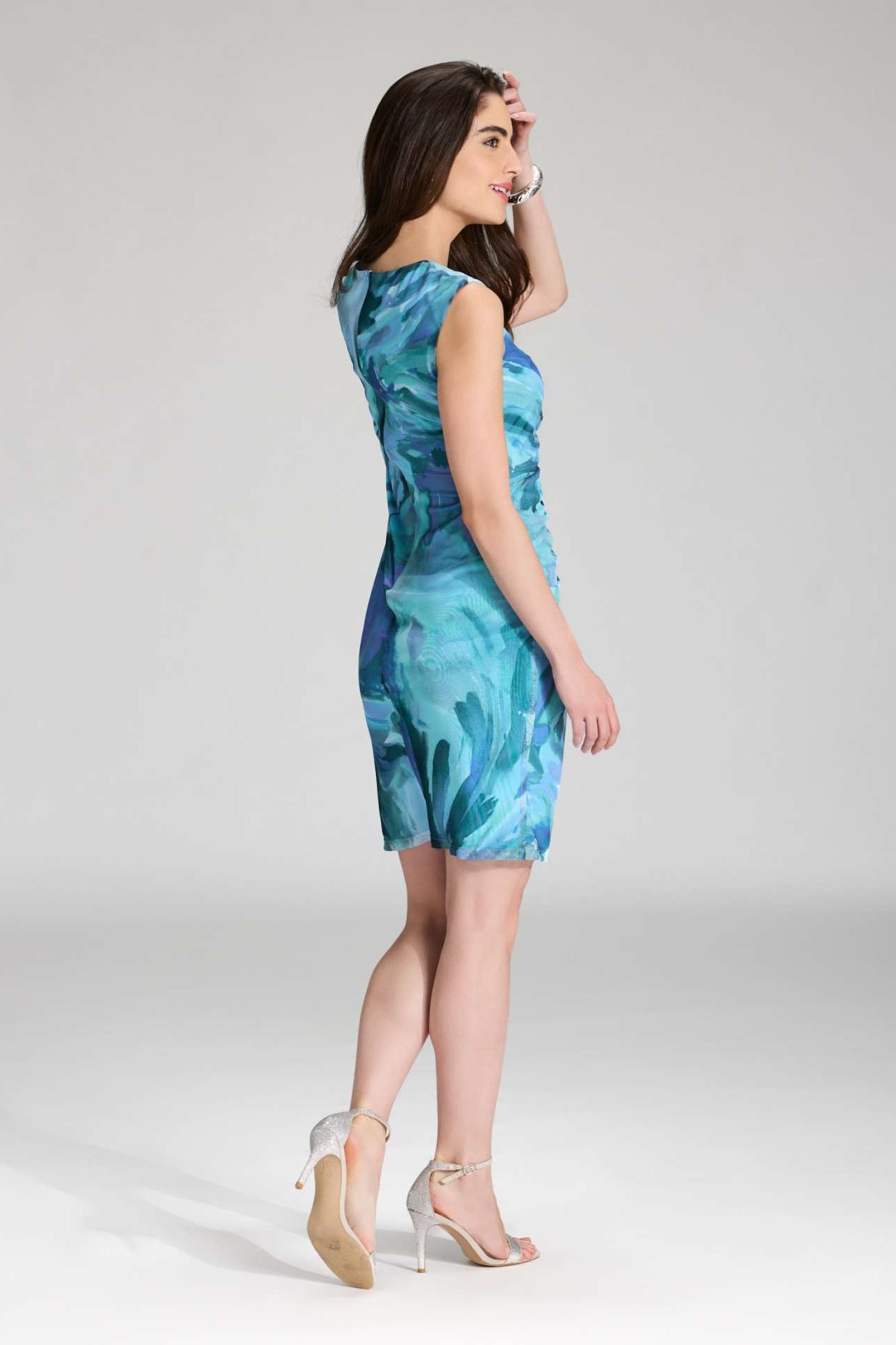 Etuikleid mit V-Ausschnitt und Raffung aus bedrucktem Mesh