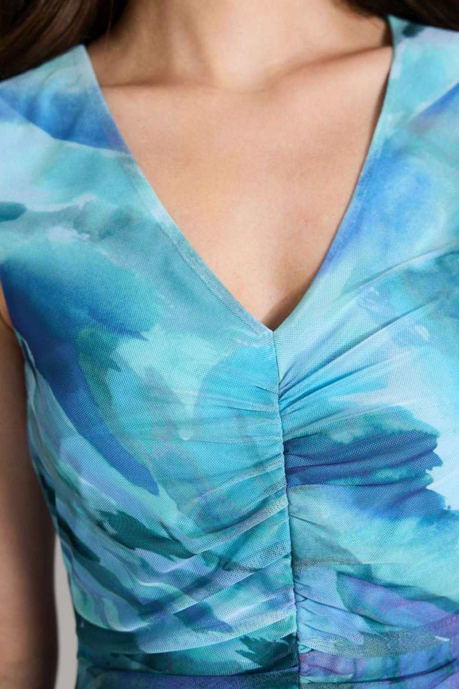 Etuikleid mit V-Ausschnitt und Raffung aus bedrucktem Mesh